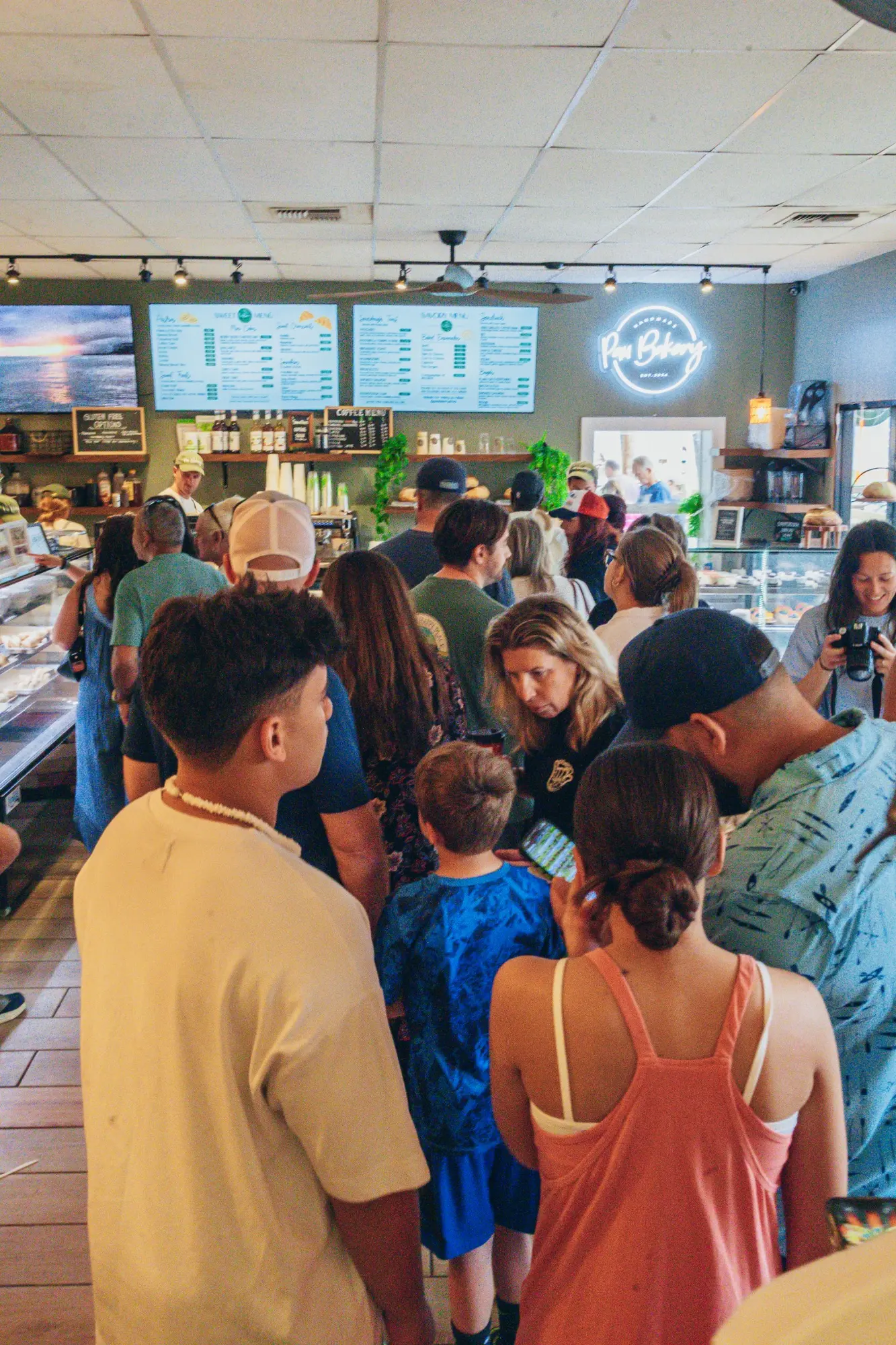 A lively morning at Pau Bakery